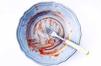 Лопнула тарелка сама по себе — значение приметы и что означает разбитая посуда