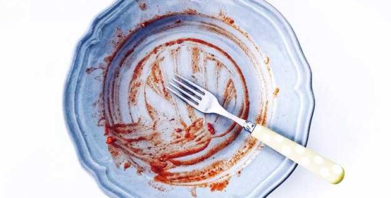 Лопнула тарелка сама по себе — значение приметы и что означает разбитая посуда