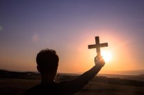 Почему крестик оберегает далеко не всех: 5 мистических правил, о которых молчат в церкви