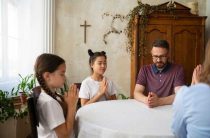 Молитва, чтобы незваные гости не приходили в дом — защитите свое пространство