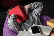 Можно ли читать Псалтир сидя или лежа? Ответы на распространенные вопросы