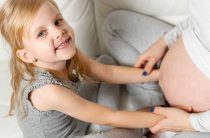 На какой неделе беременности ребенок шевелится