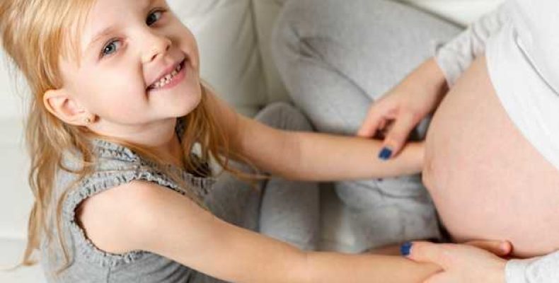 На какой неделе беременности ребенок шевелится