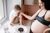 На какой неделе ребенок начинает пинаться в животе у матери