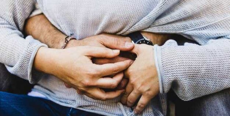 Народные приметы — к чему чешется живот у мужчин и женщин — что это значит?