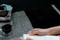 О молитве — как правильно попросить благословения у батюшки и читать акафист