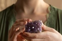 Камень талисман для Рыб: какой выбрать, чтобы поймать удачу за хвост