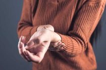 Почему чешутся костяшки левой руки — приметы и их значение