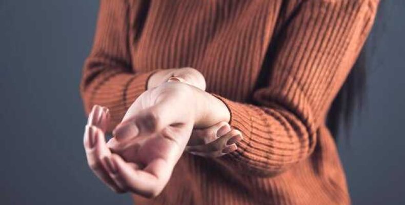 Почему чешутся костяшки левой руки — приметы и их значение