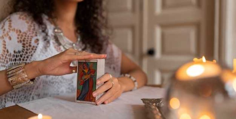 Правила гадания на короне любви — насколько точны предсказания онлайн?