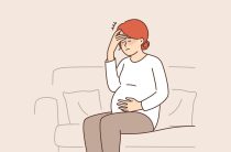 Когда начинает болеть голова при беременности: первые звоночки, опасные триместры и как спастись без таблеток