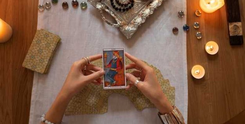 Расшифровка перевернутого Таро Шут — сроки и значение для вашей жизни