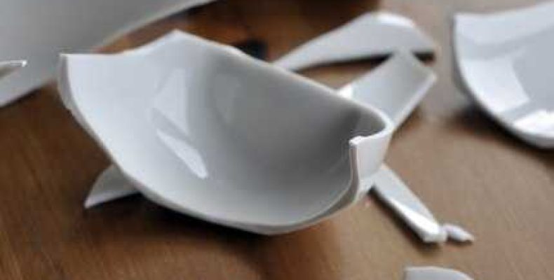 Разбитая тарелка — приметы и что они могут означать