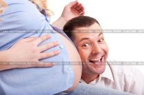 На каком месяце беременности начинает пинаться ребенок: календарь первых шевелений