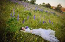 Сидеть на зеленой траве во сне — к чему снится сухая трава? Интерпретация из сонника колдуни