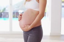Тянет живот правой при беременности: почему это происходит и когда бить тревогу