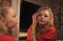 Тайные знаки женщин — Что означает взгляд в зеркало, когда мужчина теребит обручальное кольцо?