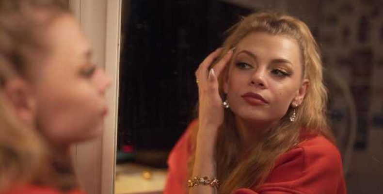 Тайные знаки женщин — Что означает взгляд в зеркало, когда мужчина теребит обручальное кольцо?