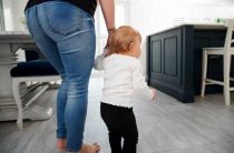 В каком возрасте ребенок начинает переворачиваться со спины на живот и обратно