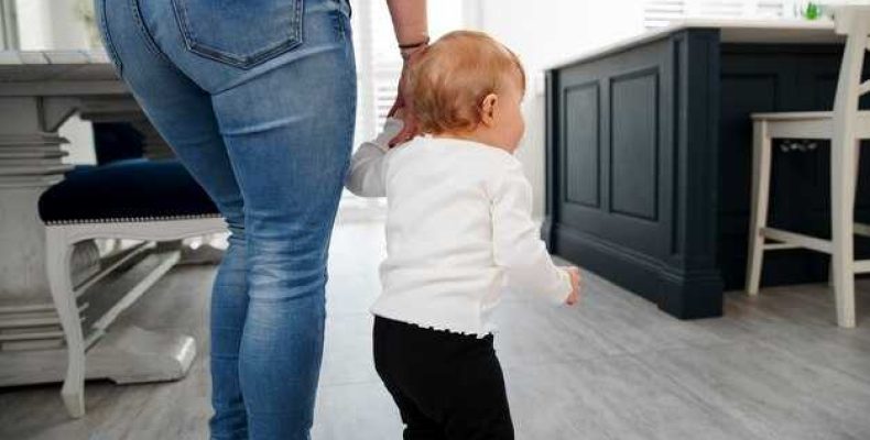 В каком возрасте ребенок начинает переворачиваться со спины на живот и обратно