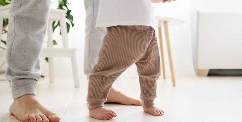 В каком возрасте ребенок начинает ходить