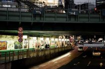 В китайском мегаполисе железную дорогу проложили прямо сквозь здания!