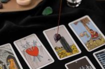 Валет Чаш Таро — Значение Пажа Кубков и Сочетания с Другими Картами