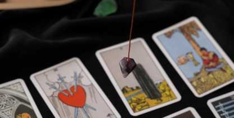 Валет Чаш Таро — Значение Пажа Кубков и Сочетания с Другими Картами