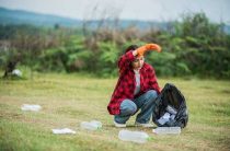 Выносить мусор в день отъезда — приметы и суеверия, почему это нельзя делать