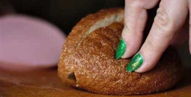 Хлебная молитва — как она помогает прогнать нищету и победить трудности с помощью икон