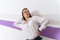 Почему в первом триместре беременности болит поясница и как себе помочь