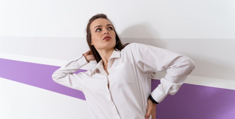 Почему в первом триместре беременности болит поясница и как себе помочь