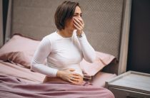 Первые звоночки: какие симптомы раннего токсикоза беременности нельзя игнорировать, а какие — норма