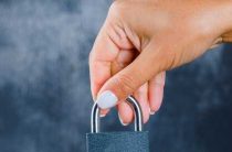 Зачем нужны замки для снятия порчи — сила обряда с новым замком и защита от порчи на порог