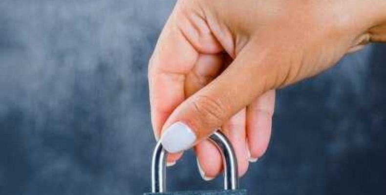 Зачем нужны замки для снятия порчи — сила обряда с новым замком и защита от порчи на порог