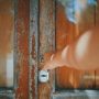 Заговор на установку новых ворот и дверей — защитите свой дом от порчи