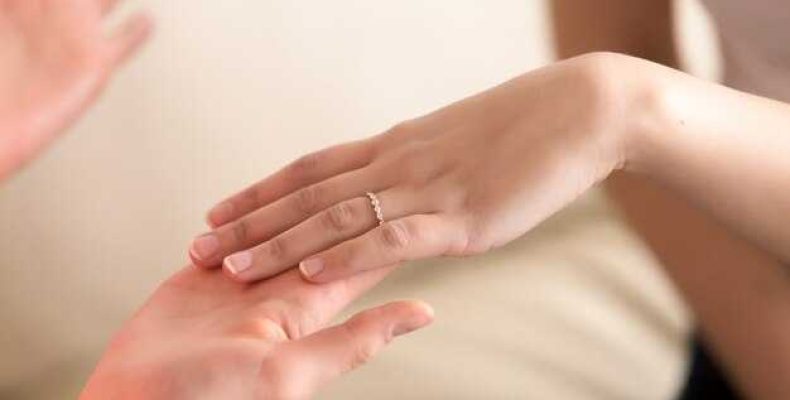 Замужние женщины на какой руке носят кольцо в россии обручальное